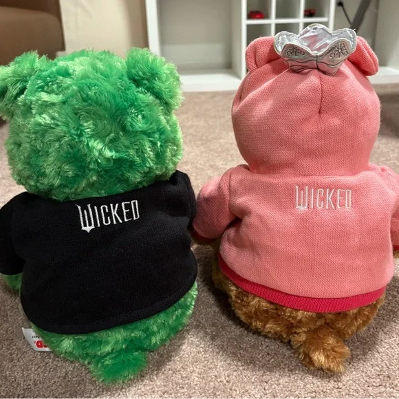 Bloomingdale’s Wicked Elphaba Bear x Gund 💚 🧹✨ - Picture 3 of 3